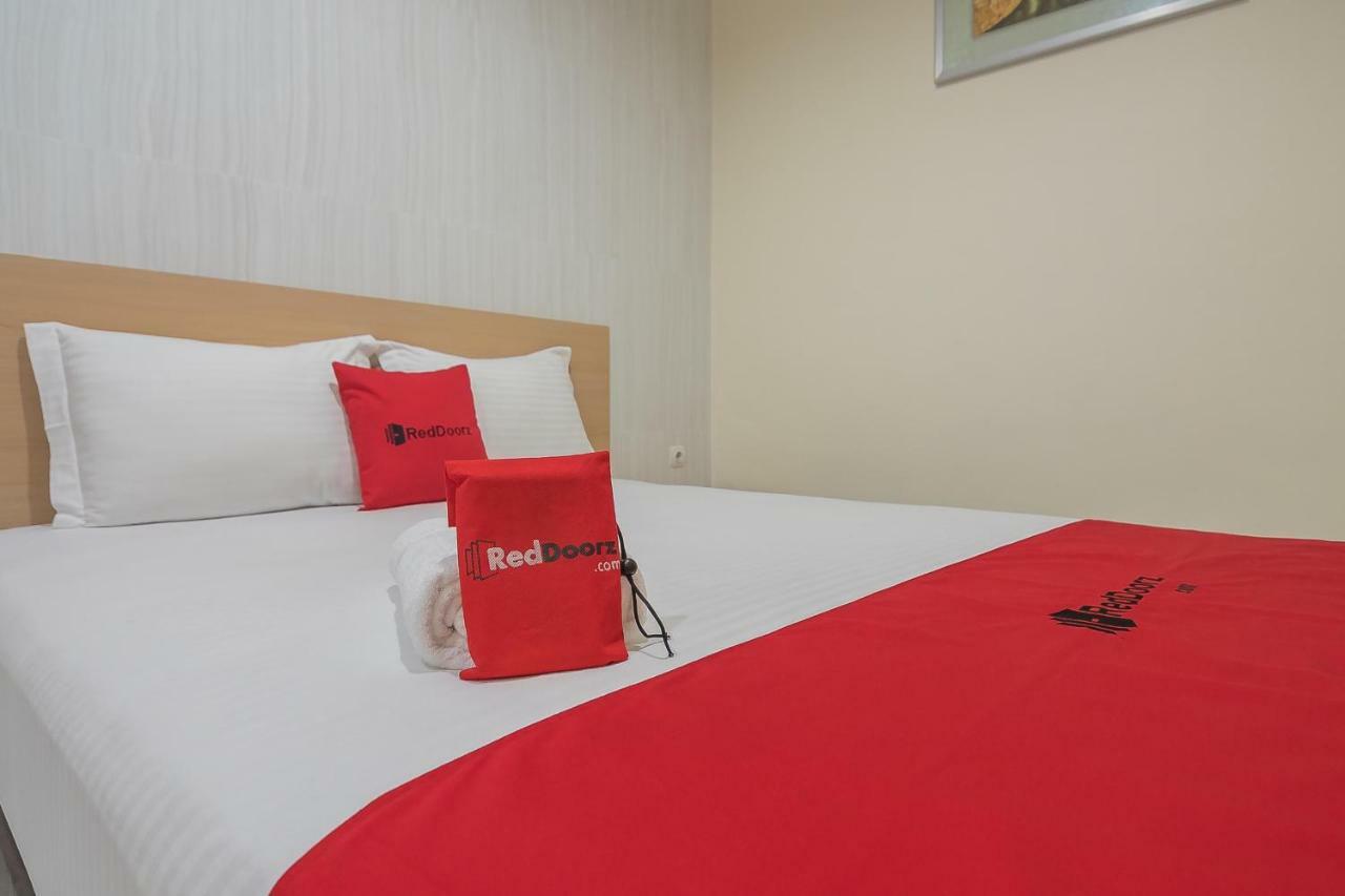 Hotel Reddoorz Near Mt Haryono Semarang Esterno foto
