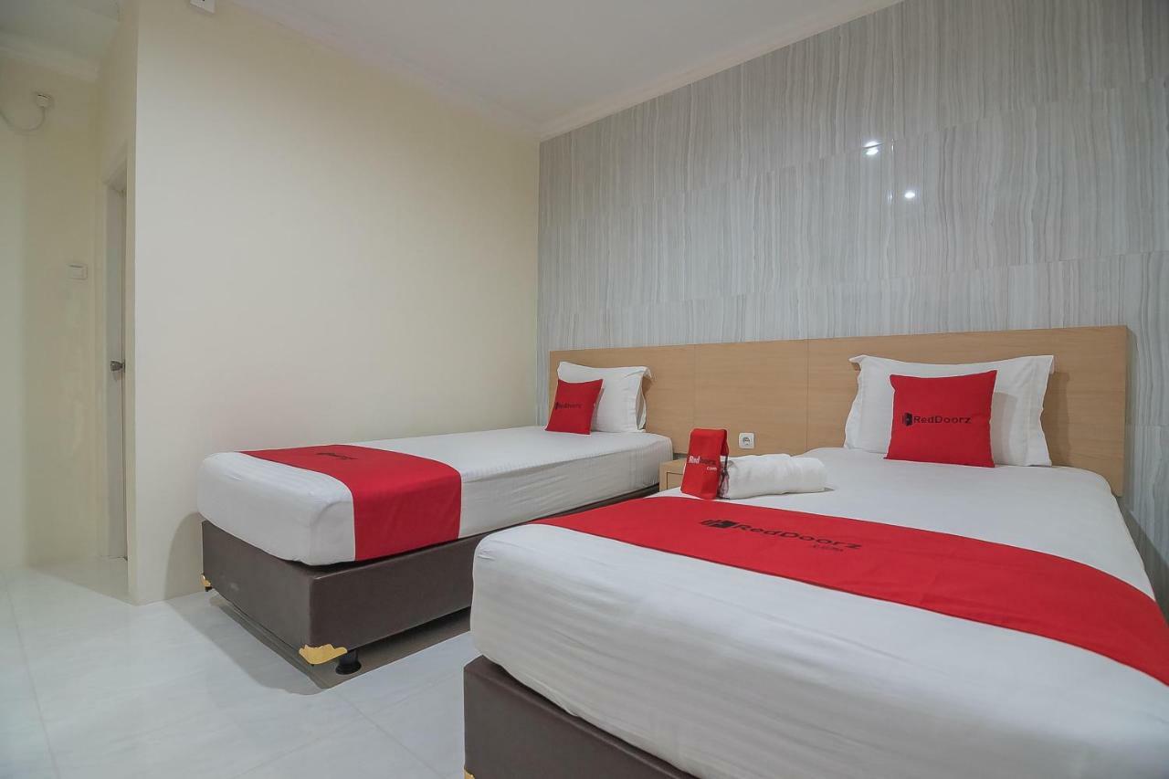 Hotel Reddoorz Near Mt Haryono Semarang Esterno foto