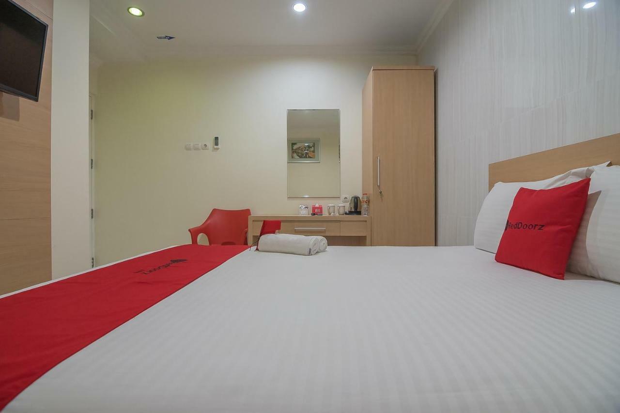 Hotel Reddoorz Near Mt Haryono Semarang Esterno foto