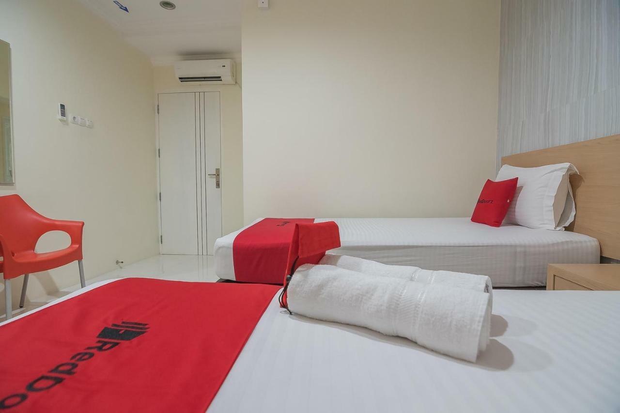 Hotel Reddoorz Near Mt Haryono Semarang Esterno foto